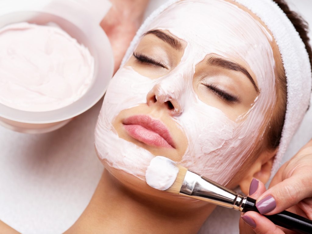 Gesichtsbehandlung mit pflegender Maske