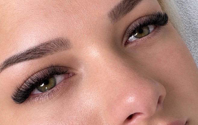 Wimpernverlängerung mit offenem Blick